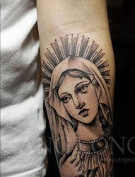 手臂上圣母玛利亚纹身头像
