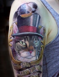 手臂上帅气的猫纹身