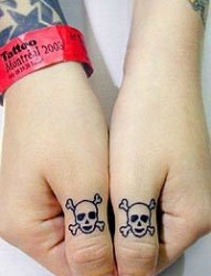 情侣纹身图片：手指情侣骷髅纹身图片