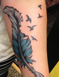 手臂漂亮的羽毛笔纹身