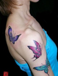 肩部漂亮的蝴蝶纹身