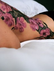 女性腰部绚丽的花朵纹身