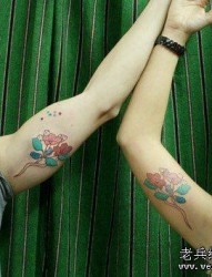 手臂卡通花卉情侣纹身