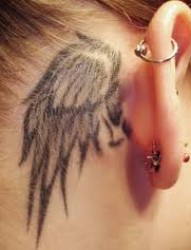 超另类耳朵后面的翅膀纹身