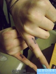 手指情侣无限标志纹身图片