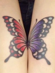 女性手臂蝴蝶刺青