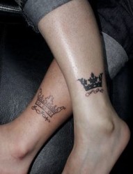 流行潮流的腿部情侣图腾皇冠纹身图片