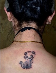 女孩背部一只害羞的小猫咪纹身