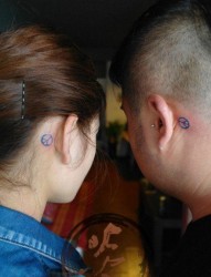耳部潮流小巧的情侣反战符号纹身图片