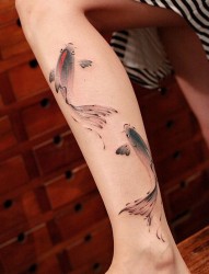 女人腿部水墨鱼纹身图片由纹身520图库推荐