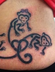 腰部顽皮水墨猴纹身图片由纹身520图库推荐