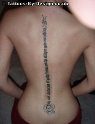 女性背部脊椎上漂亮的梵文纹身