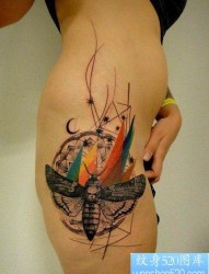 一幅女人腿部个性纹身图片