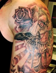 手臂上的玫瑰天使纹身
