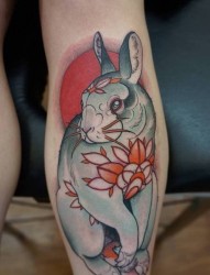 女人腿部兔子纹身图片