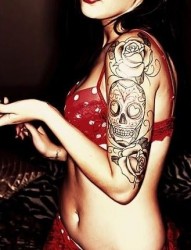 女性手臂骷髅花朵纹身