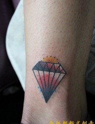 女人脚部一幅爱情钻石纹身图片