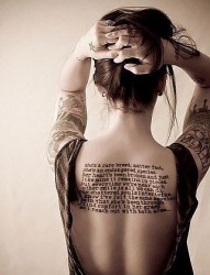 女性背部颈部英文字符刺青