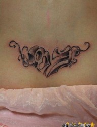 女人肩部一幅爱心字母花腾纹身图片