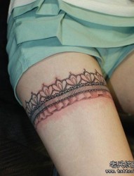 一幅女人腿部蕾丝纹身图片