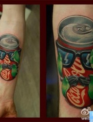 一幅手臂个性可乐瓶纹身图片