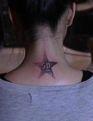 肩部一幅五角星字母纹身图片