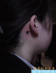 女人耳部小清新五角星纹身图片