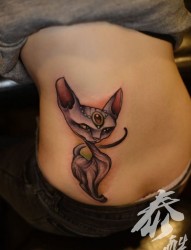 女人腰部个性可爱狐狸纹身图片