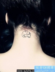 女人脖子纹身图片