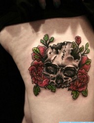 纹身520图库推荐一幅欧美骷髅头玫瑰花纹身图片