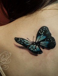 女人肩部3d蝴蝶立体纹身图片