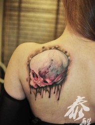 女人肩部粉红色骷髅头纹身图片