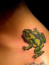 逼真的小青蛙纹身图案