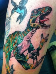 有意思的彩色小恐龙纹身