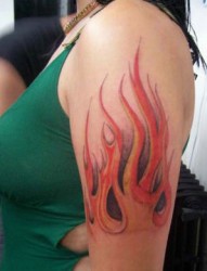 手臂上个性的火焰纹身