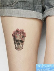 女孩大腿上的骷髅花纹身