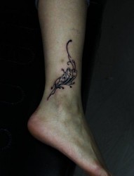 女人脚部一幅个性花腾纹身作品