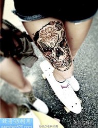 一幅女人腿部骷髅头纹身作品