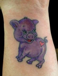 手腕内侧小清新可爱的小猪纹身图案