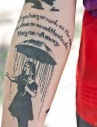 手臂上的女孩打伞纹身图案