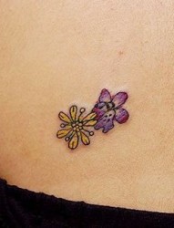 两朵彩色的小花纹身图案