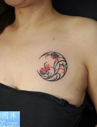 女孩胸上月亮线条花图腾小清新纹身