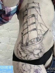 女人腰部帆船纹身作品