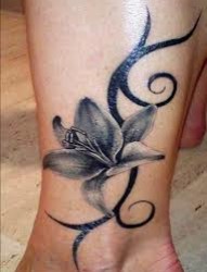 脚踝部唯美的花朵纹身