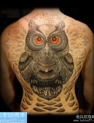 一幅满背的猫头鹰纹身作品