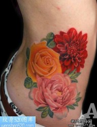 女人腰部彩色玫瑰花纹身作品