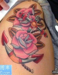 一幅女人腿部彩色船锚玫瑰花纹身作品