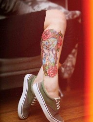 一幅女人腿部彩色沙漏纹身作品
