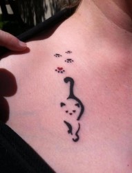 女性肩部好看的猫咪图腾纹身