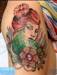 一幅女人腿部彩色肖像纹身作品